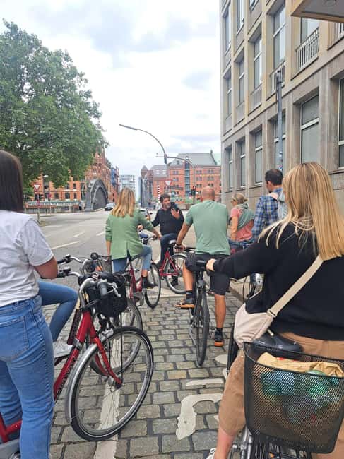Hamburg: City Tour by Bike with Elbphilharmonie incl. Bike - Deichstrasse and the old port