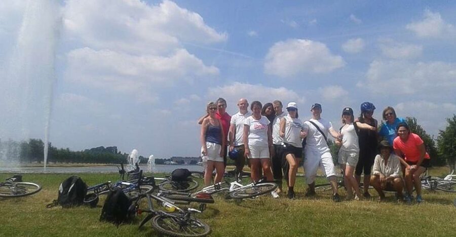 Hampton Court Palace: River Thames Bike Tour - Key points at a glance