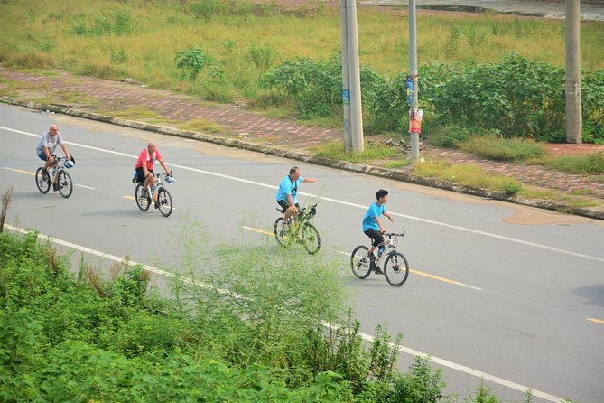 Hanoi Bicycle Tours: Half Day Bicycle Tours Hanoi Countryside - Leaving Hanoi through serious traffic