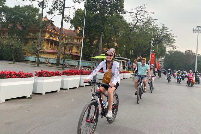 Hanoi City Bike Tour through Banana Island & Food Tasting - Through the Old Quarter and railway streets