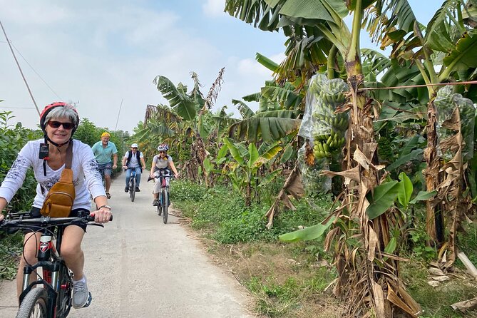 Hanoi City Bike Tour through Banana Island & Food Tasting - Starting with Hanoi traffic and the bike shop