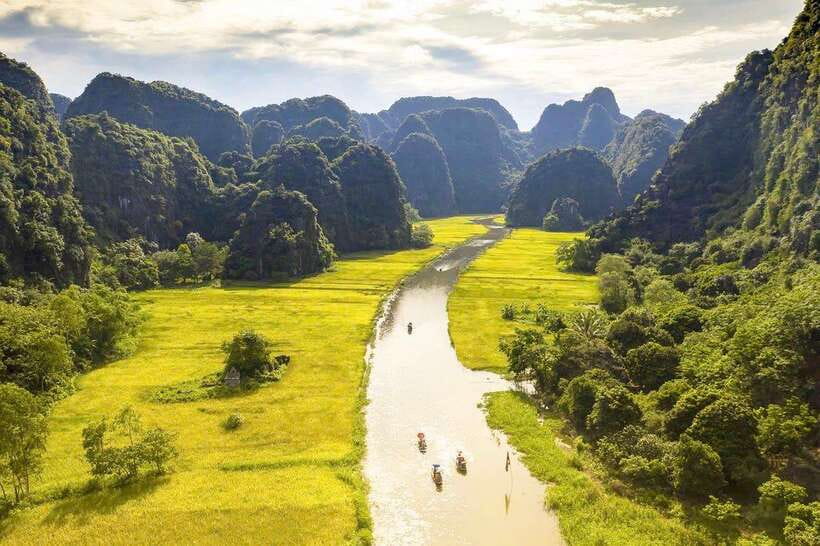 Hanoi: Ninh Binh, Tam Coc, Mua Cave & Hoa Lu with cycling - The road from Hanoi to Hoa Lu