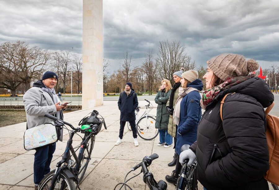 Hanover: Crime Tour by Bike - Maschsee, postcard views with a darker story
