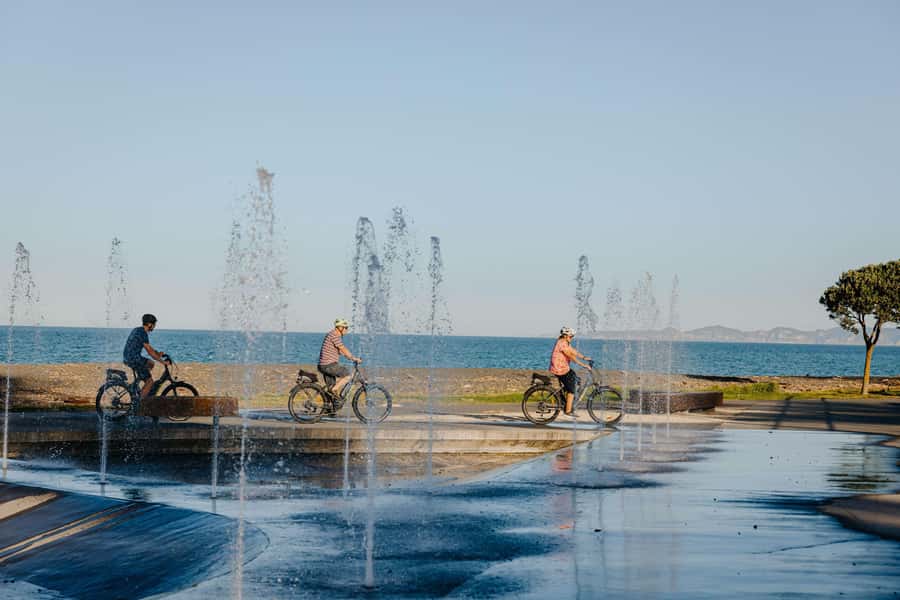 Hawke's Bay: Self Guided Coast to Vineyards Cycle Tour - Leaving Napier along the coast