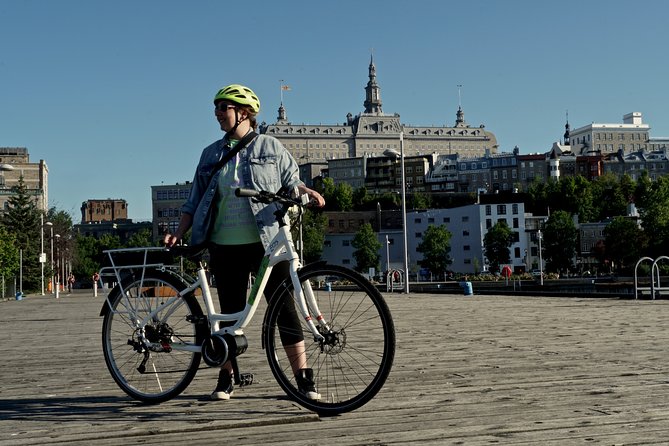 Historical Lower Town & Neighborhoods Bike Tour - Guides, safety, and the pace of the ride