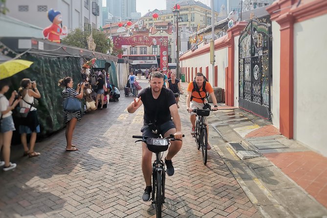 Historical Singapore Bike Tour on Full-Sized Bicycles - Chinatown and the coffee shop break