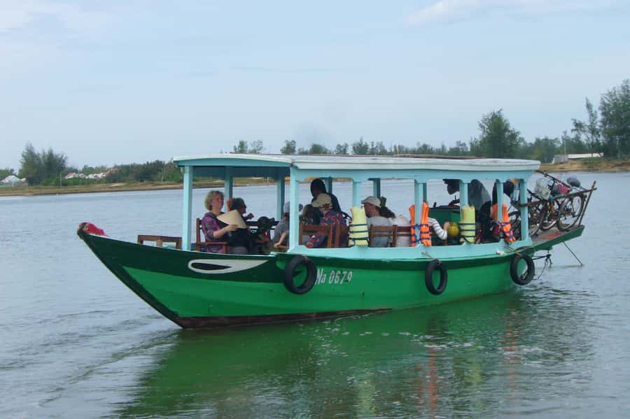 Hoi An Countryside: Guided Morning or Afternoon Bicycle Tour - A family house, temple, and lunch