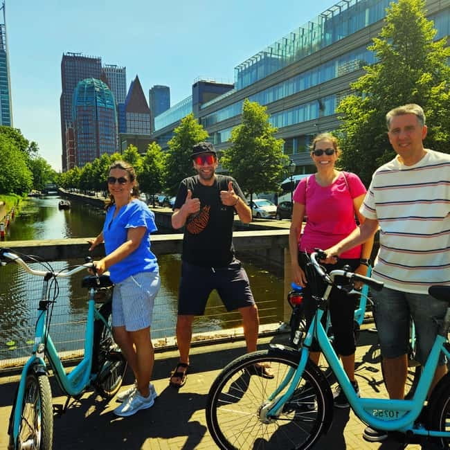 Interactive Safe 2,5hr Bike tour with Entertaining Guide - Noordeinde Palace and royal The Hague