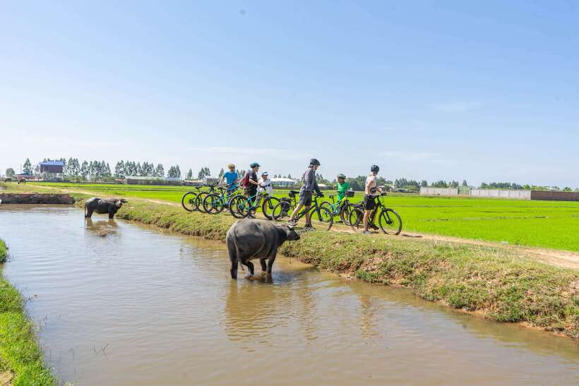 Kampong Phluk: Floating Village Sunset Bike Tour or E-Bike - Dirt roads, farms, and daily village life