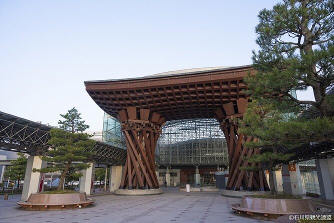 Kanazawa Half Day E-bike Tour - Meeting under Kanazawa Station