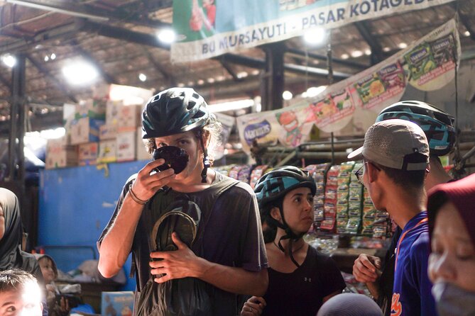 Kotagede Royal Route - Cycling Tour - Old buildings, temples, and street art