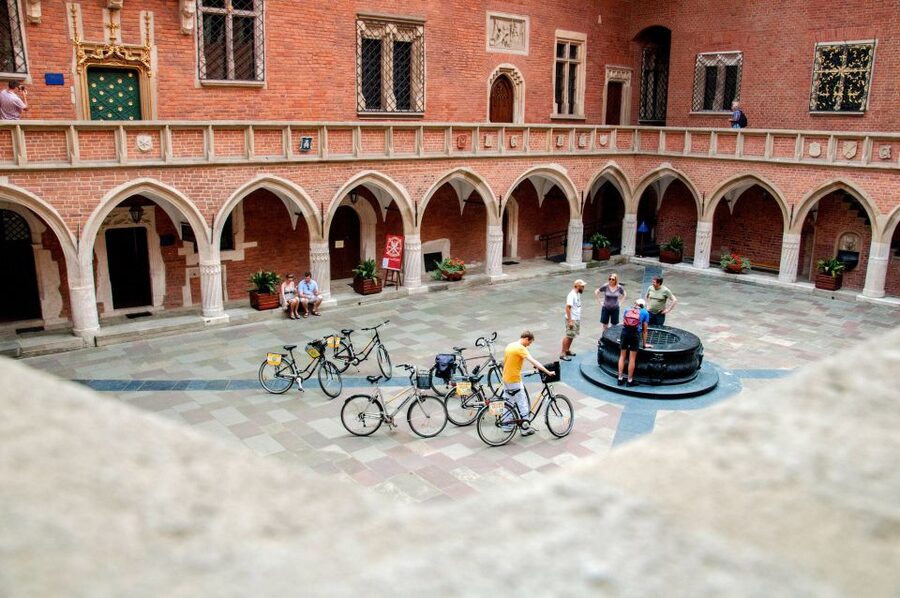 Krakow: Bike Tour of Old Town, Jewish Quarter and the Ghetto - Along the Vistula to Wawel Castle