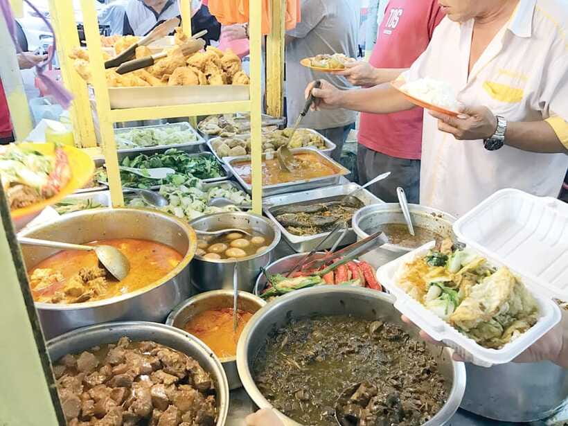 Kuala Lumpur: Evening Food Tour by Bike - How the guide shapes the experience