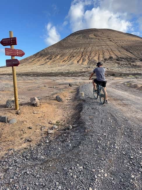 La Graciosa: Rent your ELECTRIC BIKE and explore the island at your own pace. - Amber Beach and the northern dunes