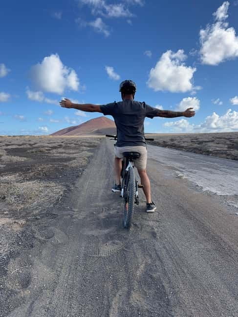 La Graciosa: Rent your ELECTRIC BIKE and explore the island at your own pace. - Pedro Barba and the quieter beach