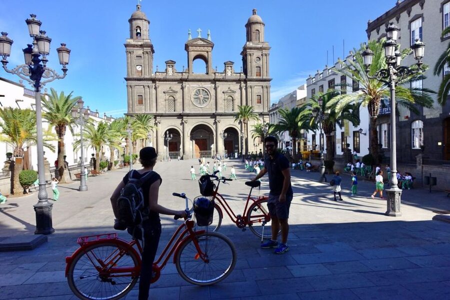 Las Palmas de Gran Canaria: Guided City Tour by Bike - Plaza de España and the final city view