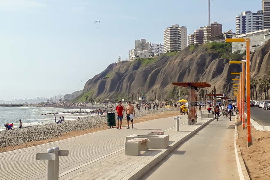 Lima Bike Tour: La Costa Verde & Jesus Statue in Chorrillos - Chorrillos, the fish market area, and the Pacific
