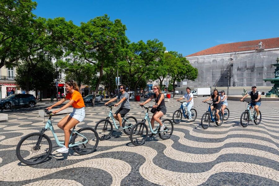 Lisbon Bike Tour: Langs de rivier van Belém naar Lissabon - A first taste of Lisbon: ginjinha downtown