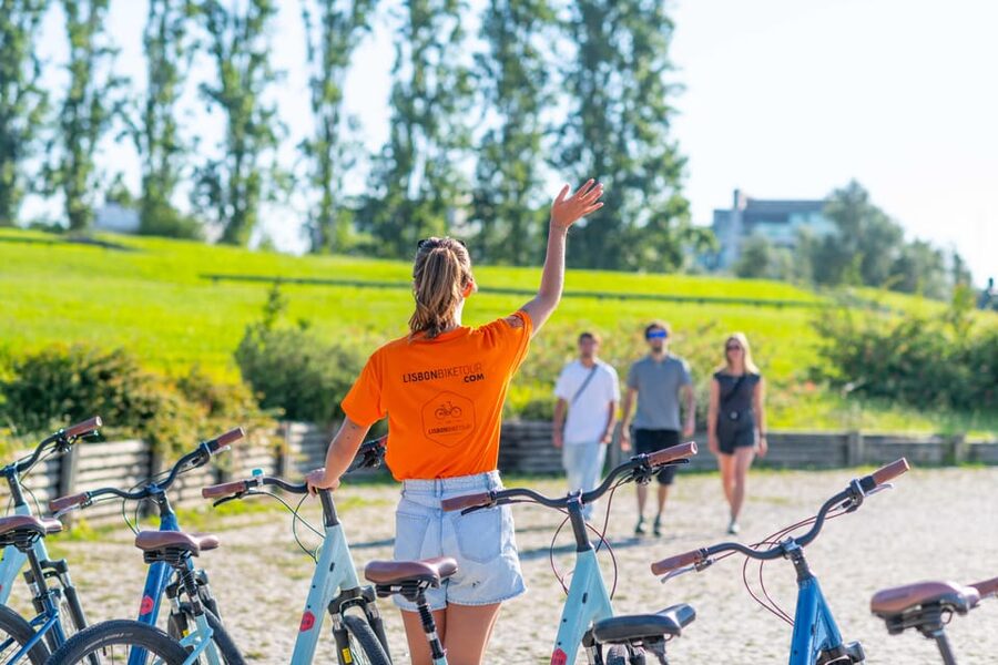 Lisbon Bike Tour: Langs de rivier van Belém naar Lissabon - Past central squares and Lisbon’s everyday streets