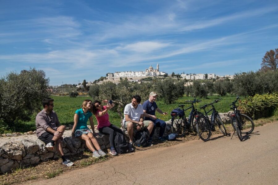 Locorotondo & Martina Franca: Guided e-bike loop tour - Starting among Locorotondo’s whitewashed lanes