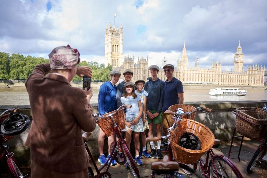 London: Private Family Guided Bike Tour with Childseats - Trafalgar Square and a useful refreshment break