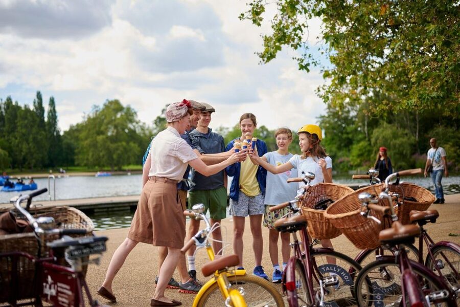 London: Private Family Guided Bike Tour with Childseats - Leake Street: the most hands-on stop