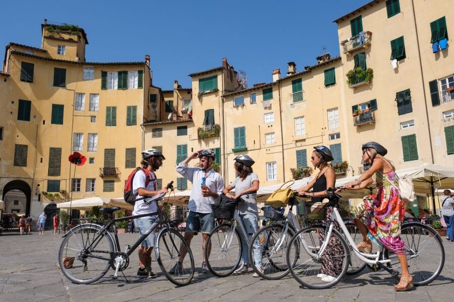 Lucca Sightseeing Tour by E-bike or City bike - San Martino, Piazza Napoleone, and Piazza del Giglio