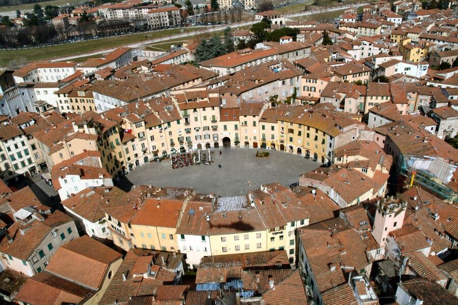 Lucca Sightseeing Tour by E-bike or City bike - What the guides add to the ride