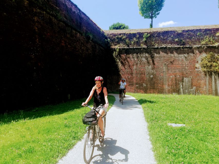 Lucca Sightseeing Tour by E-bike or City bike - Meeting at Piazzale Ricasoli and getting set up