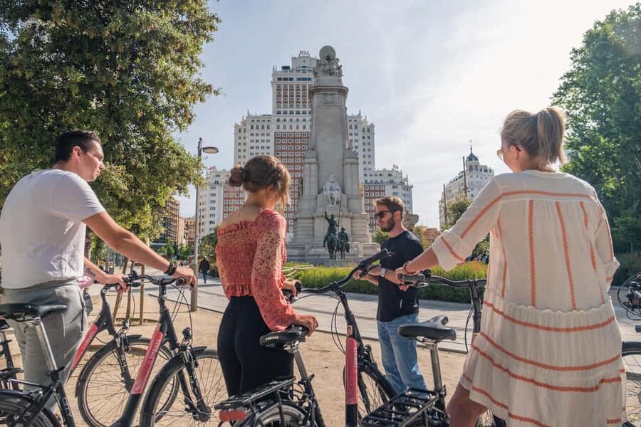 Madrid: 3 h. Guided Highlights Bike Tour with Optional Tapas - Palace stories at Plaza de Oriente and Almudena Cathedral