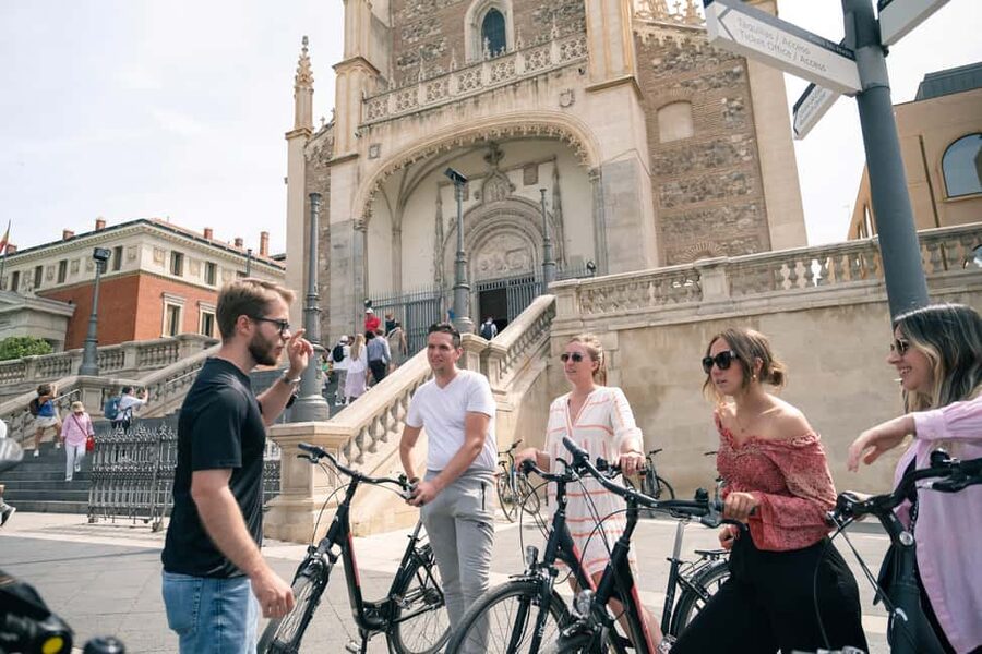 Madrid: 3 h. Guided Highlights Bike Tour with Optional Tapas - Mercado de San Miguel and Plaza Mayor