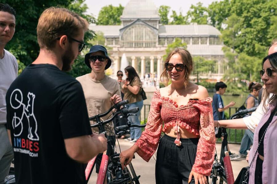 Madrid: 3 h. Guided Highlights Bike Tour with Optional Tapas - Starting between the palace and Plaza Mayor