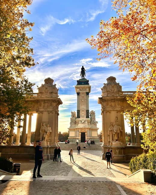 Madrid: Magic Retiro Park Bike Tour - Palacio de Cristal, Retiro’s signature view