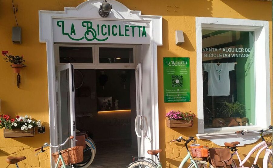 Malaga: Bike Rental for City Discovery Route & Beaches - El Palo and the Chiringuitos