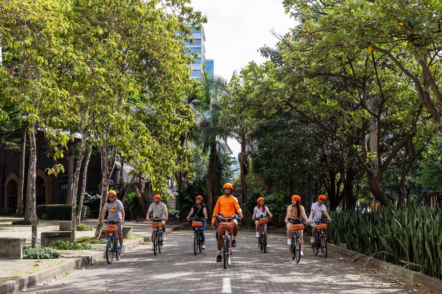 Medellín: E-bike and Foodie Tour - Conquistadores adds snacks and city context