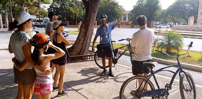 Mérida: Montejo Boulevard and Historic Center bike tour - La Plancha and the market refreshment stop