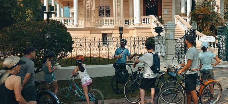 Mérida: Montejo Boulevard and Historic Center bike tour - Meeting at Palacio Cantón