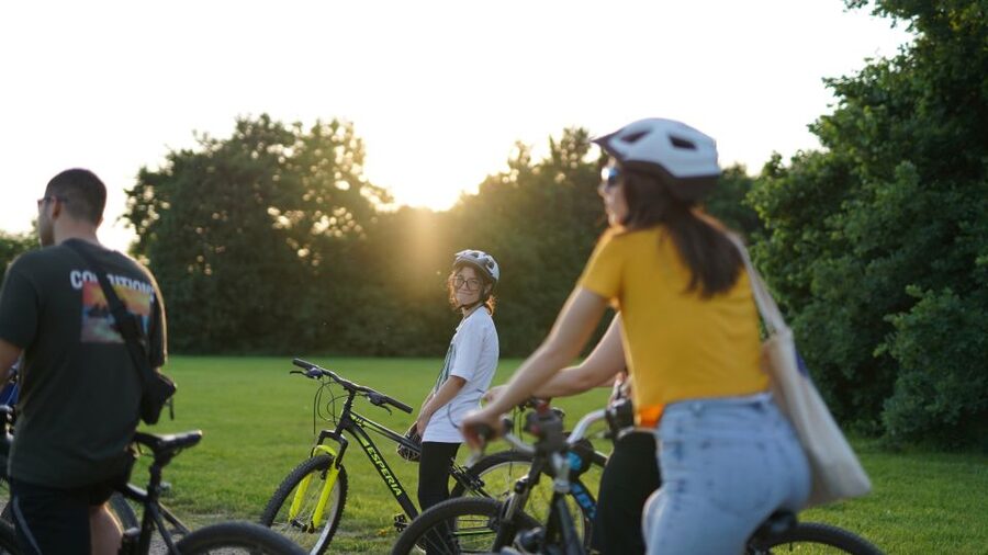 Milan: Bike Tour with Picnic on the turtle lake - Boscoincittà: trees, paths, and the first pause