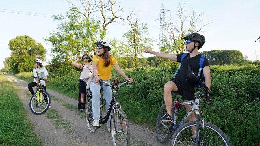 Milan: Bike Tour with Picnic on the turtle lake - Parco delle Cave and the turtle-lake setting