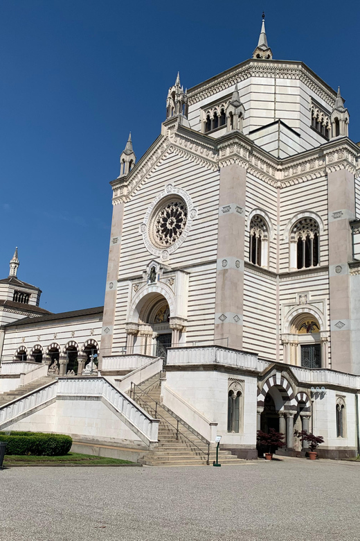 Milan: City Highlights Bike Tour - From Via Falcone to the Duomo and Galleria