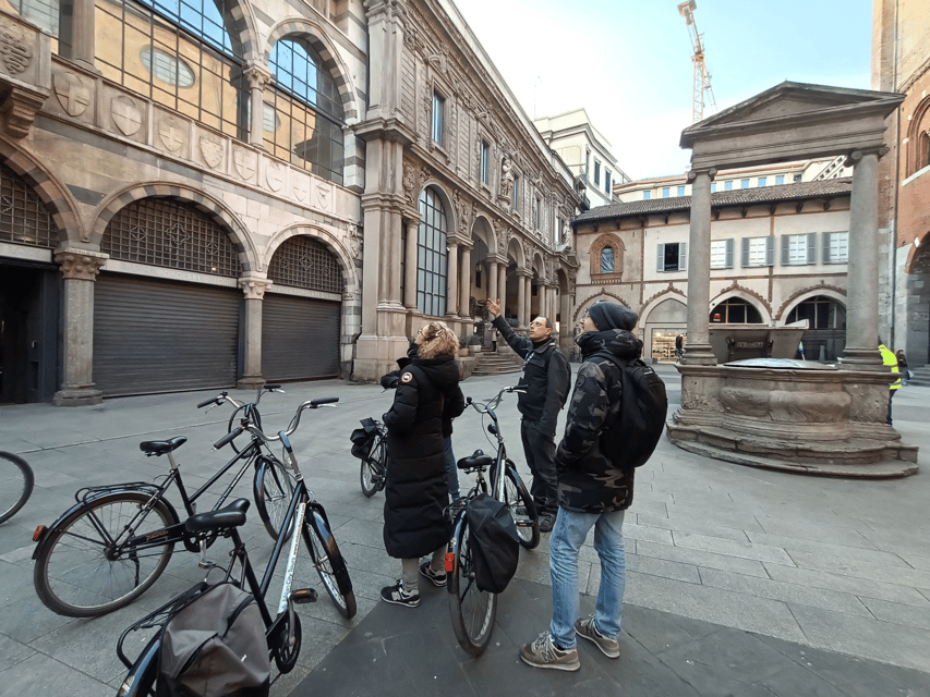 Milan: Guided Bike Tour - Piazza Affari and L.O.V.E.