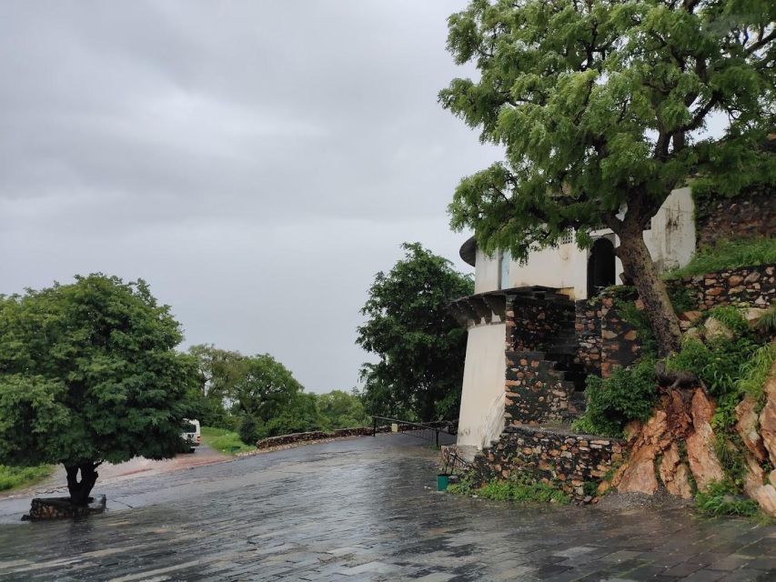 Monsoon Palace (Sajjangarh) E-bike Trail - What the guide adds along the way