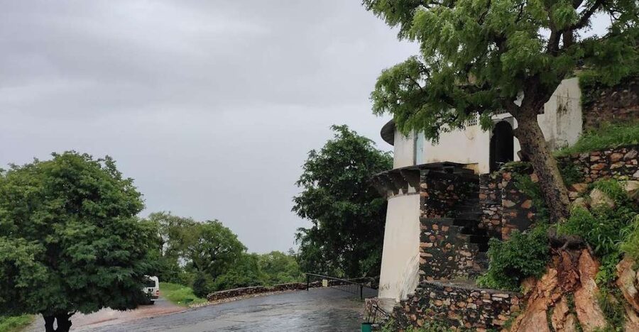 Monsoon Palace (Sajjangarh) E-bike Trail - Reaching Monsoon Palace and reading its design