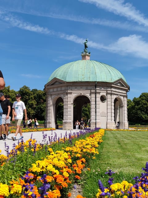 Munich: Mini Classic Bike Tour with Beer Garden Stop at 4 PM - Guides who keep the group moving