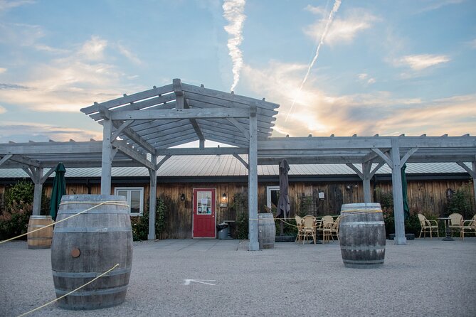 Niagara-on-the-Lake Cycle and Wine-Tasting Tour with Optional Lunch - The country-road ride between tastings