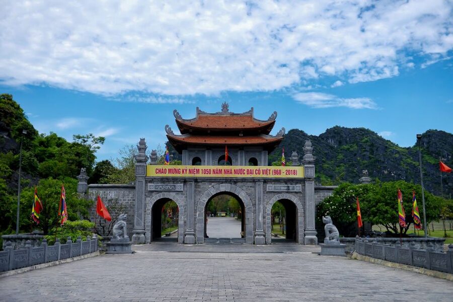 Ninh Binh Daily: Hoa Lu, Mua Cave, Tam Coc, Bike & Swimming - Tam Coc by sampan through three caves