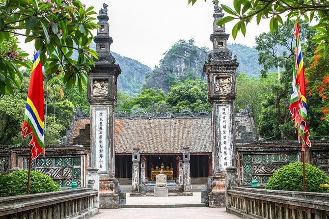 Ninh Binh Full-Day Tour from Hanoi to Hoa Lu, Tam Coc & Mua Cave Via Boat & Bike - A short bike ride through rural villages