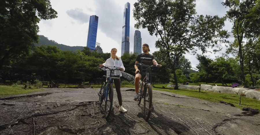 NYC: Central Park Bike Rental - Pickup near the park and the short street ride