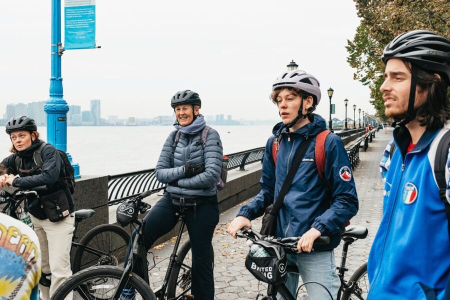 NYC: Radical and Weird History Bike Tour of Manhattan - Which guide style should you expect?