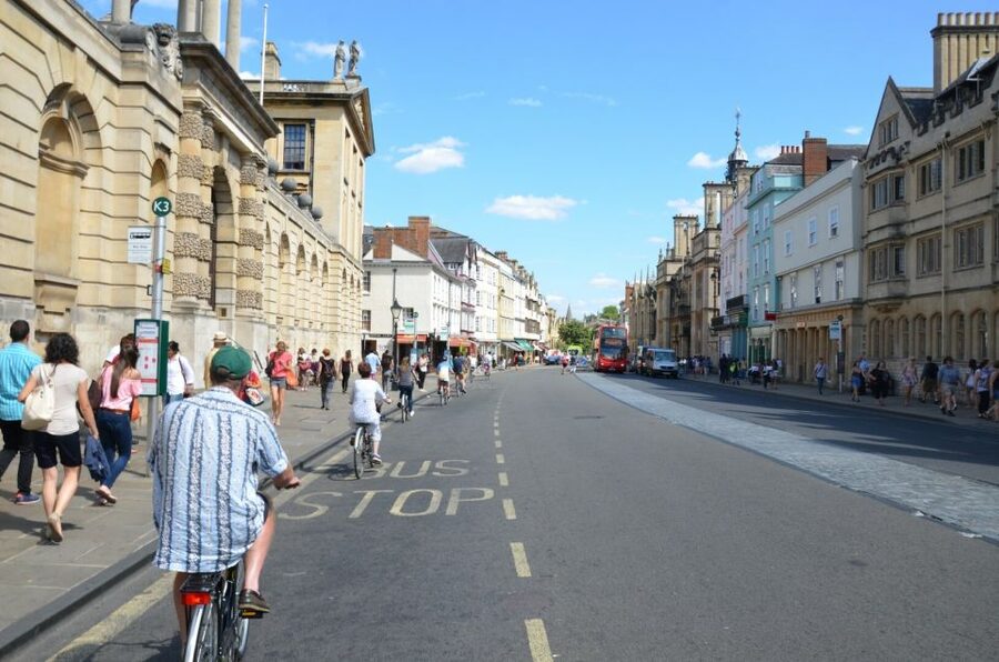 Oxford: City Bike Tour with Student Guide - Oxford colleges, scholars, and grand university buildings